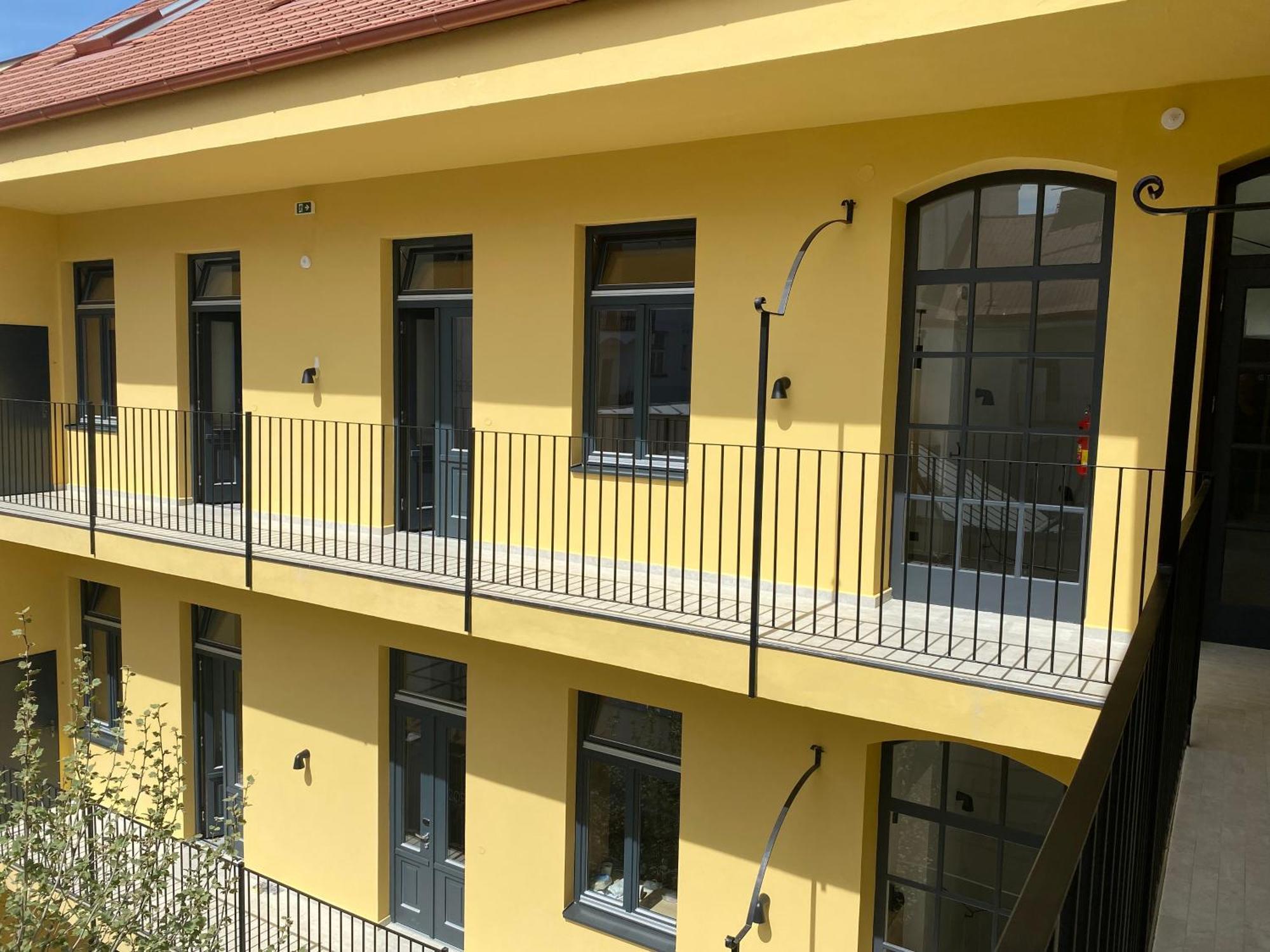 Honest Karlin Aparthotel Prague Exterior photo